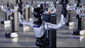 Trung Quốc ra mắt dịch vụ cho thuê robot hình người để làm việc, kể cả ma chay cưới hỏi...