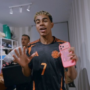 Chuyện tình "ngang trái" của Lamine Yamal: Nhận tiền tấn từ OPPO nhưng "lén lút" hướng về iPhone