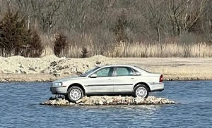 Bí ẩn chiếc Volvo mắc kẹt trên đảo hoang giữa hồ nhân tạo tại Mỹ suốt hơn một thập kỷ qua