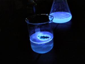 Luminol - "mắt thần" truy xét hiện trường, có khả năng phát hiện vết máu dù được pha loãng tới 10.000 lần