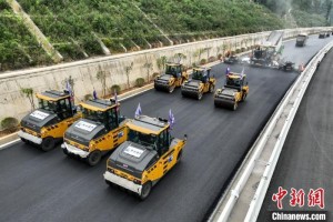 Kỳ tích xây dựng tại Trung Quốc: Rải 8.000 tấn nhựa đường, hoàn thiện tuyến cao tốc huyết mạch chỉ trong 6 giờ