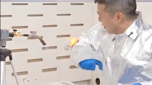 Phát minh của tiến sĩ Trung Quốc khiến thế giới kinh ngạc: Tạo ra vật liệu 'không thể cháy', chịu nhiệt vượt 1.500 độ C, giúp lính cứu hỏa sống sót trong biển lửa