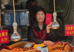 Bắt gặp "Bố già AI" đi chợ cóc, bốc ăn trái cây chưa rửa: Cả khu chợ ngơ ngác không biết "Thần tài" đang đứng ngay cạnh!