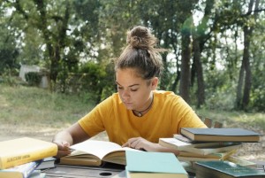 Gen Z vào đại học nhưng không đọc nổi một câu hoàn chỉnh: Giảng viên buộc phải hạ tiêu chuẩn
