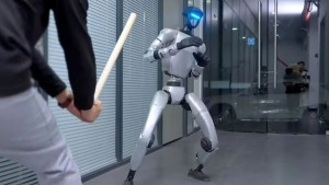 Robot hình người đá trúng chỗ hiểm người điều khiển trong buổi thử nghiệm và bài học đắt giá về tương tác người máy
