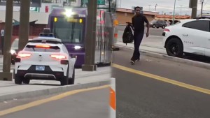 Xe tự lái Waymo mắc kẹt trên đường ray tàu hỏa, hành khách phải tự thoát ra ngoài