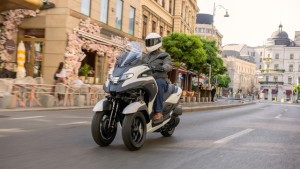 Yamaha tung xe tay ga ba bánh có túi khí đầu tiên thế giới khiến thị trường xe máy toàn cầu chấn động