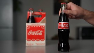 Youtuber biến Coca Cola thành rượu bằng mật ong, nói vị giống caramen và chút táo, quế