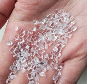 Tại sao hầu hết các chai nước ngọt bằng nhựa đều có cấu trúc hình cánh hoa ở đáy?