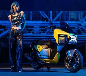 Mẫu xe tay ga giá hơn 50 triệu đồng gây tranh cãi, có ngoại hình giống Honda Square X125 đang bán với giá gần 100 triệu đồng tại Việt Nam