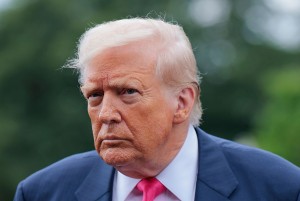 Trump hoãn ký lệnh kiểm soát AI, sợ Mỹ mất lợi thế trước Trung Quốc