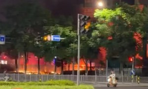 MG5 bất ngờ cháy rụi giữa phố khi đang đỗ, tranh cãi về độ an toàn lại bùng nổ tại Trung Quốc