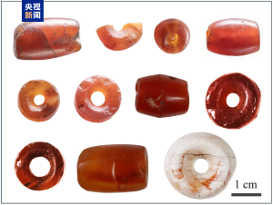 Bí ẩn 11 hạt mã não đỏ ở Tam Tinh Đôi: Dấu vết mạng lưới giao thương xuyên lục địa từ 3.000 năm trước