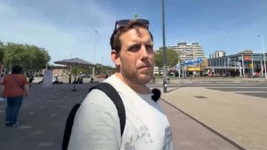 Đi bộ hơn 550 km đến sự kiện của Twitch, streamer chết lặng khi bị hủy vé ngay trước giờ G