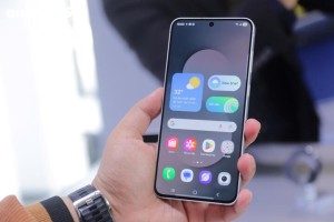 Cầm điện thoại nhiều có gây biến dạng ngón út?