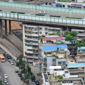 Kỳ lạ đô thị Trung Quốc: Đường cao tốc chạy rầm rộ ngay trên mái hàng chục tòa nhà chung cư