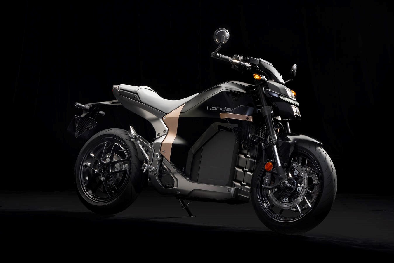 Honda WN7: Mẫu xe máy điện có thể tăng tốc 0-100 km/h chỉ trong 4,6 giây, sạc nhanh chuẩn ô tô CCS2- Ảnh 1.