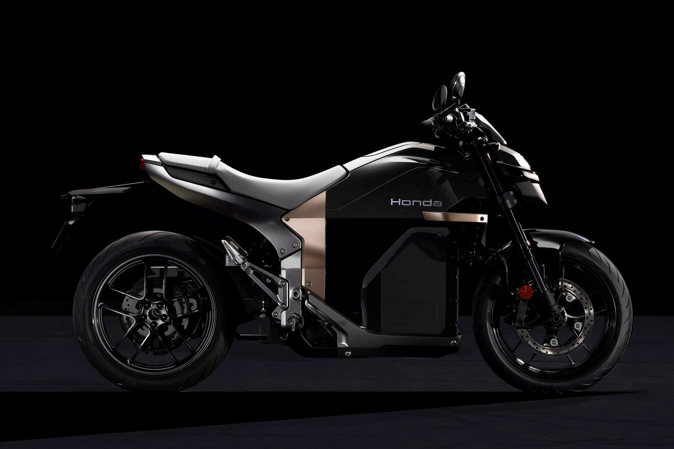 Honda WN7: Mẫu xe máy điện có thể tăng tốc 0-100 km/h chỉ trong 4,6 giây, sạc nhanh chuẩn ô tô CCS2- Ảnh 12.