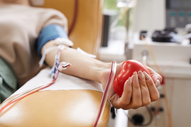 Vì sao tại nhiều quốc gia, người cận thị nặng thường bị từ chối hiến máu?  - Ảnh 1.