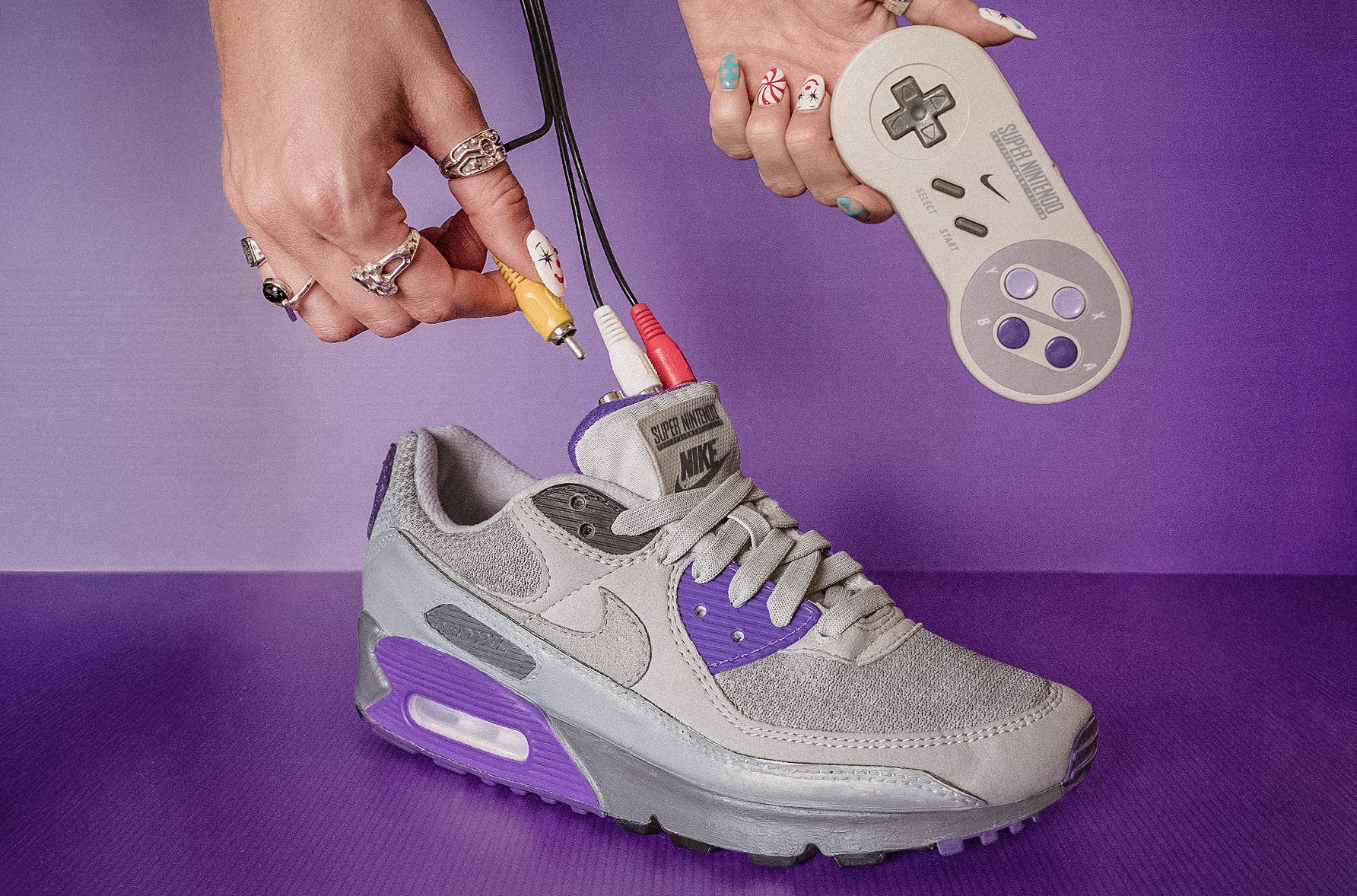 Vậy mà cũng nghĩ ra: Nhà thiết kế Singapore tích hợp máy chơi game Nintendo SNES vào giày Nike, cắm chơi game hay đi trên chân đều được- Ảnh 2.