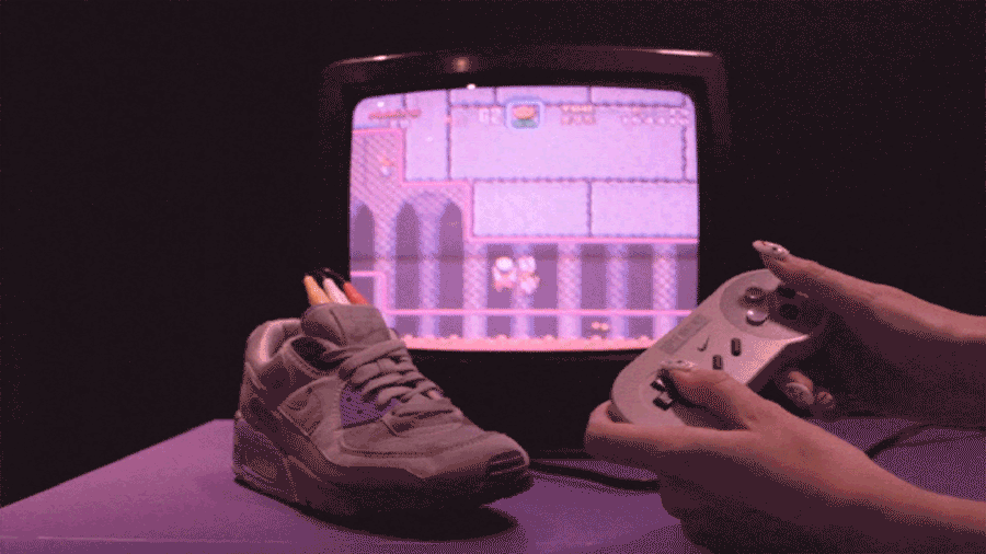 Vậy mà cũng nghĩ ra: Nhà thiết kế Singapore tích hợp máy chơi game Nintendo SNES vào giày Nike, cắm chơi game hay đi trên chân đều được- Ảnh 3.