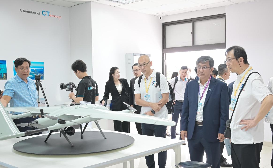 Món quà 20/11 đặc biệt của CT Group: Lab UAV dẫn dắt robot nông nghiệp tặng ĐH Cần Thơ - Ảnh 1.