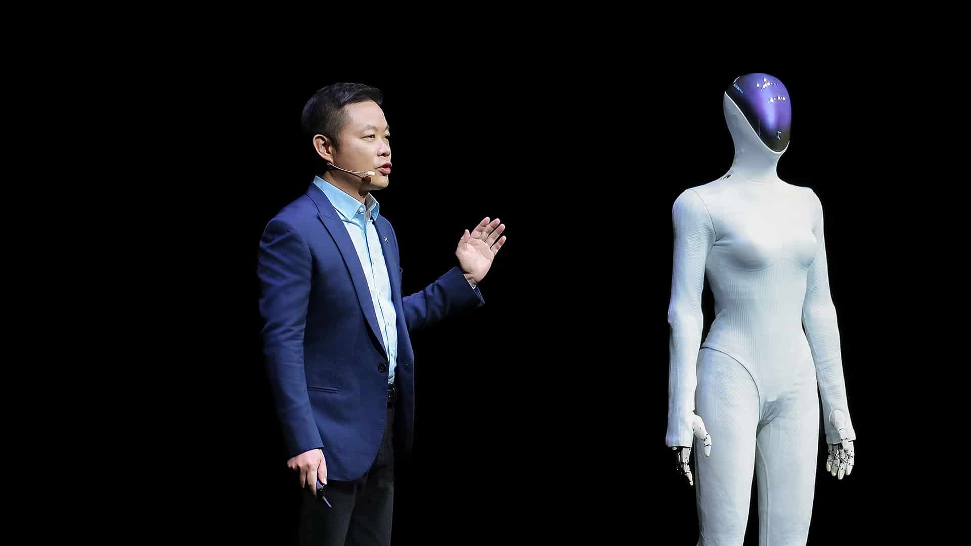 CEO hãng xe Trung Quốc ra lệnh 'cắt chân' robot ngay trên sân khấu để chứng minh không có người bên trong- Ảnh 2.