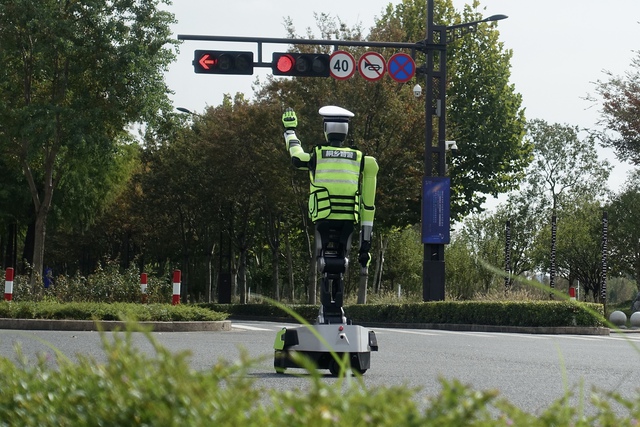 "Tiểu Hổ" xuống phố: Trung Quốc chính thức triển khai robot cảnh sát giao thông - Ảnh 2.