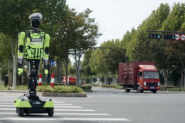 "Tiểu Hổ" xuống phố: Trung Quốc chính thức triển khai robot cảnh sát giao thông - Ảnh 1.
