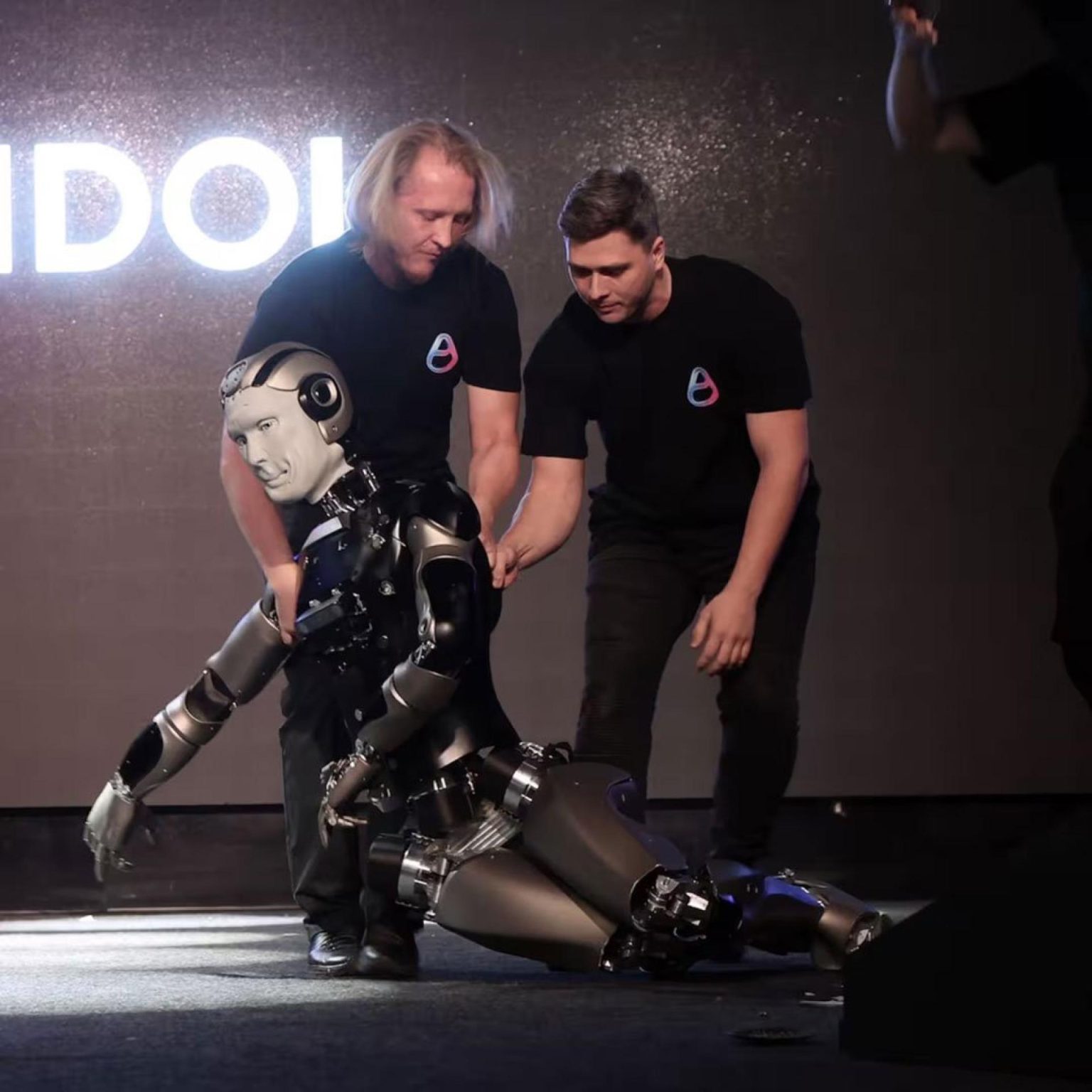 Robot hình người tích hợp AI đầu tiên của Nga ngã sấp mặt chỉ vài giây sau khi bắt đầu buổi thuyết trình chính thức- Ảnh 2.