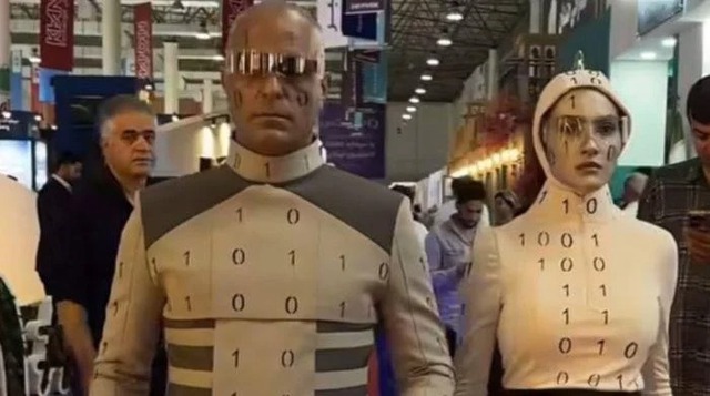 Chuyện thật như đùa tại Iran: Robot hình người cao cấp tại triển lãm công nghệ bị bóc mẽ là người thật đóng giả - Ảnh 1.