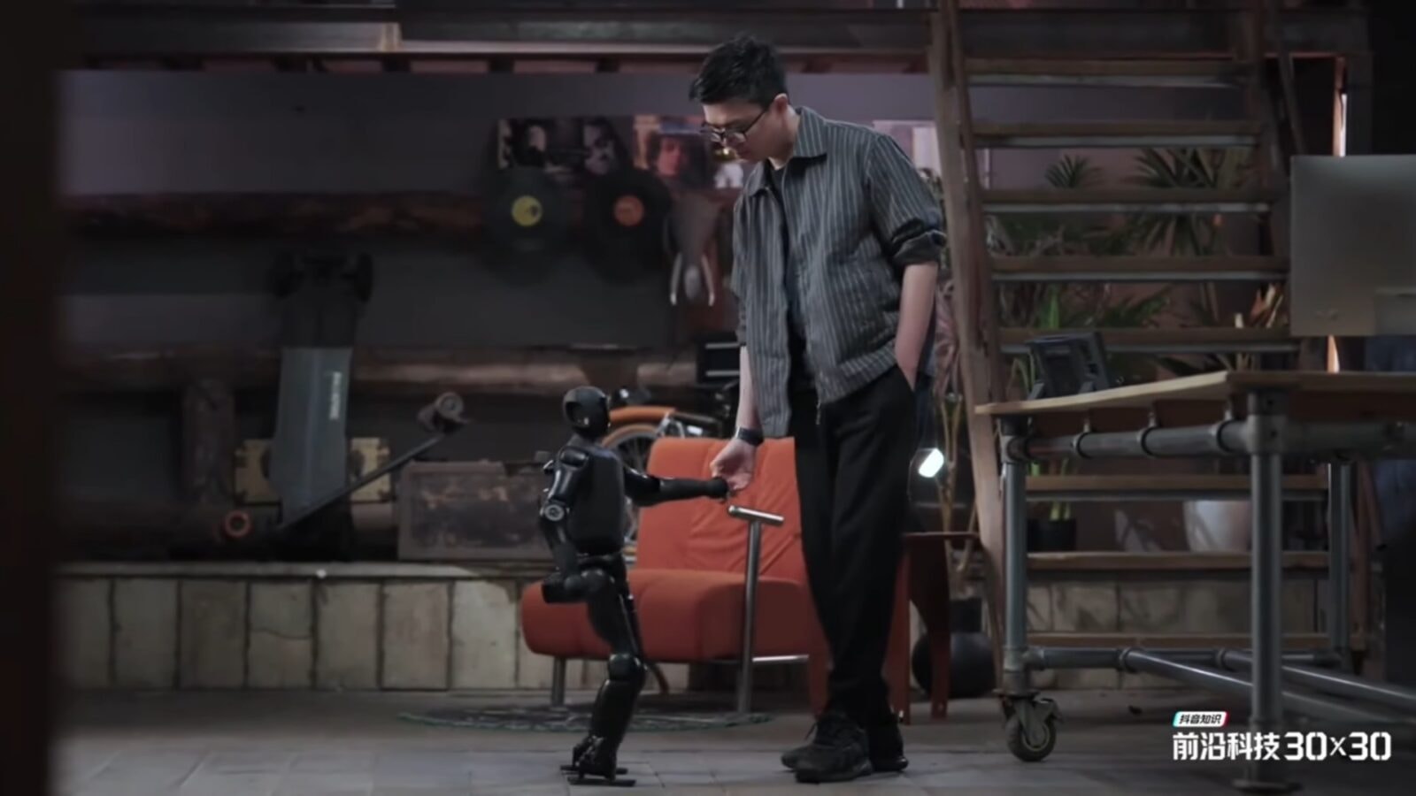 Agibot của Trung Quốc ra mắt robot hình người cỡ nhỏ có thể dễ dàng bỏ vào ba lô- Ảnh 2.