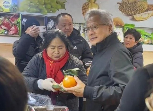 Bắt gặp "Bố già AI" đi chợ cóc, bốc ăn trái cây chưa rửa: Cả khu chợ ngơ ngác không biết "Thần tài" đang đứng ngay cạnh! - Ảnh 3.