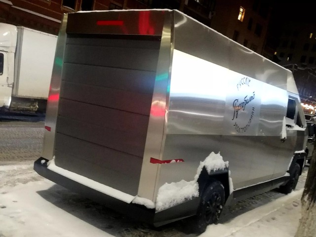 Tesla Cybertruck tung ra phiên bản xe tải van hay chiêu trò quảng cáo độc lạ? - Ảnh 3.
