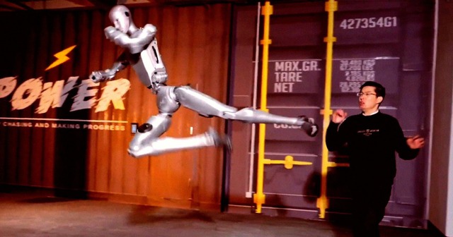 Robot hình người biểu diễn võ thuật ngày càng đáng sợ, con người liệu còn cơ hội nếu số phận quyết định trong võ đường - Ảnh 2.
