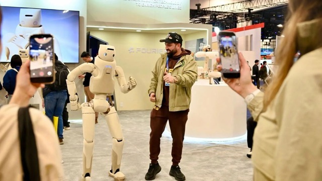 Robot hình người “đáng yêu nhất thế giới” gây chú ý tại CES 2026 với khả năng nhảy múa, chơi cờ và tương tác như con người - Ảnh 2.