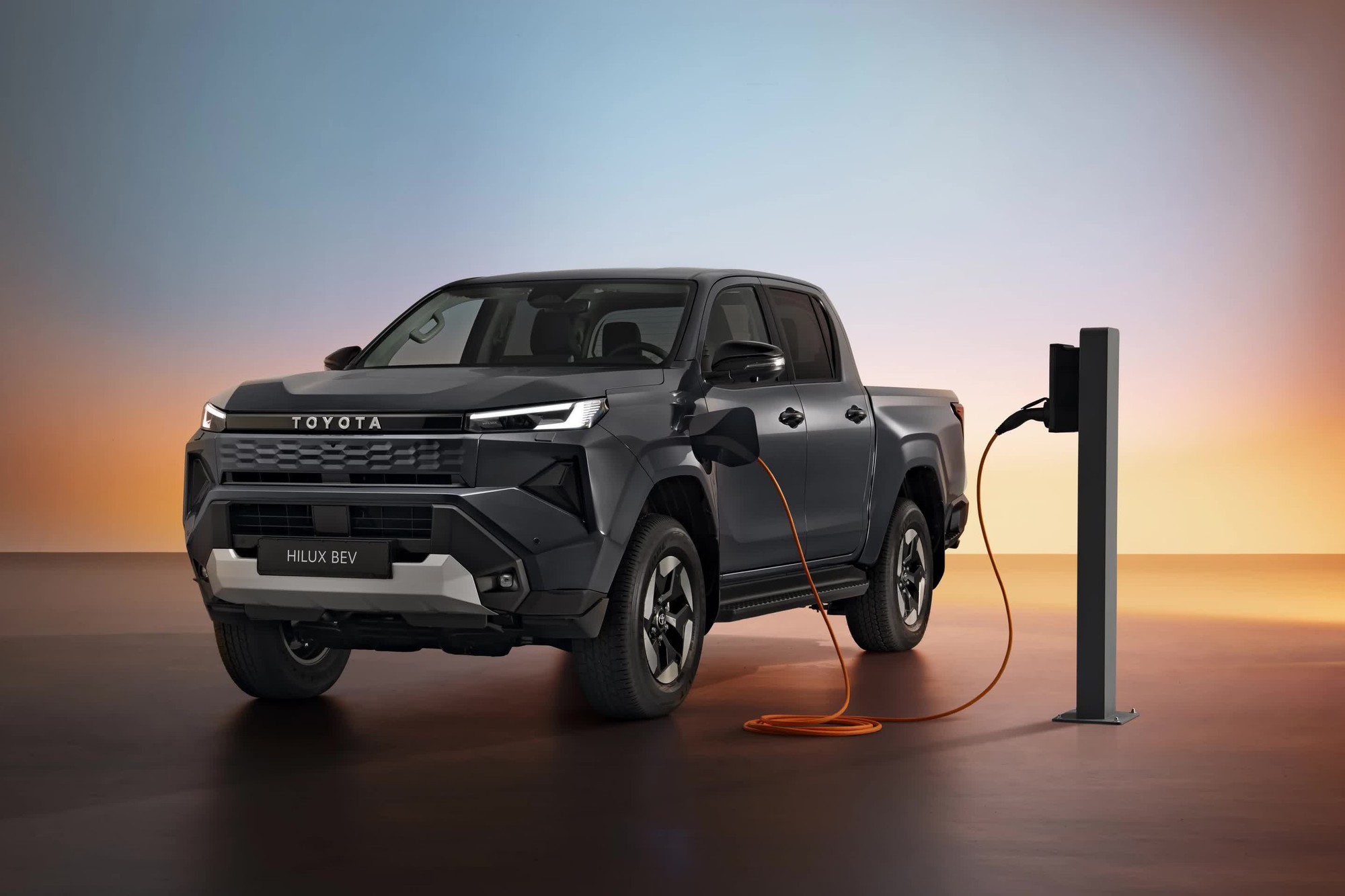Toyota Hilux thế hệ 9 ra mắt: Huyền thoại "nồi đồng cối đá" điện hóa cùng thiết kế mới gây tranh cãi- Ảnh 3.