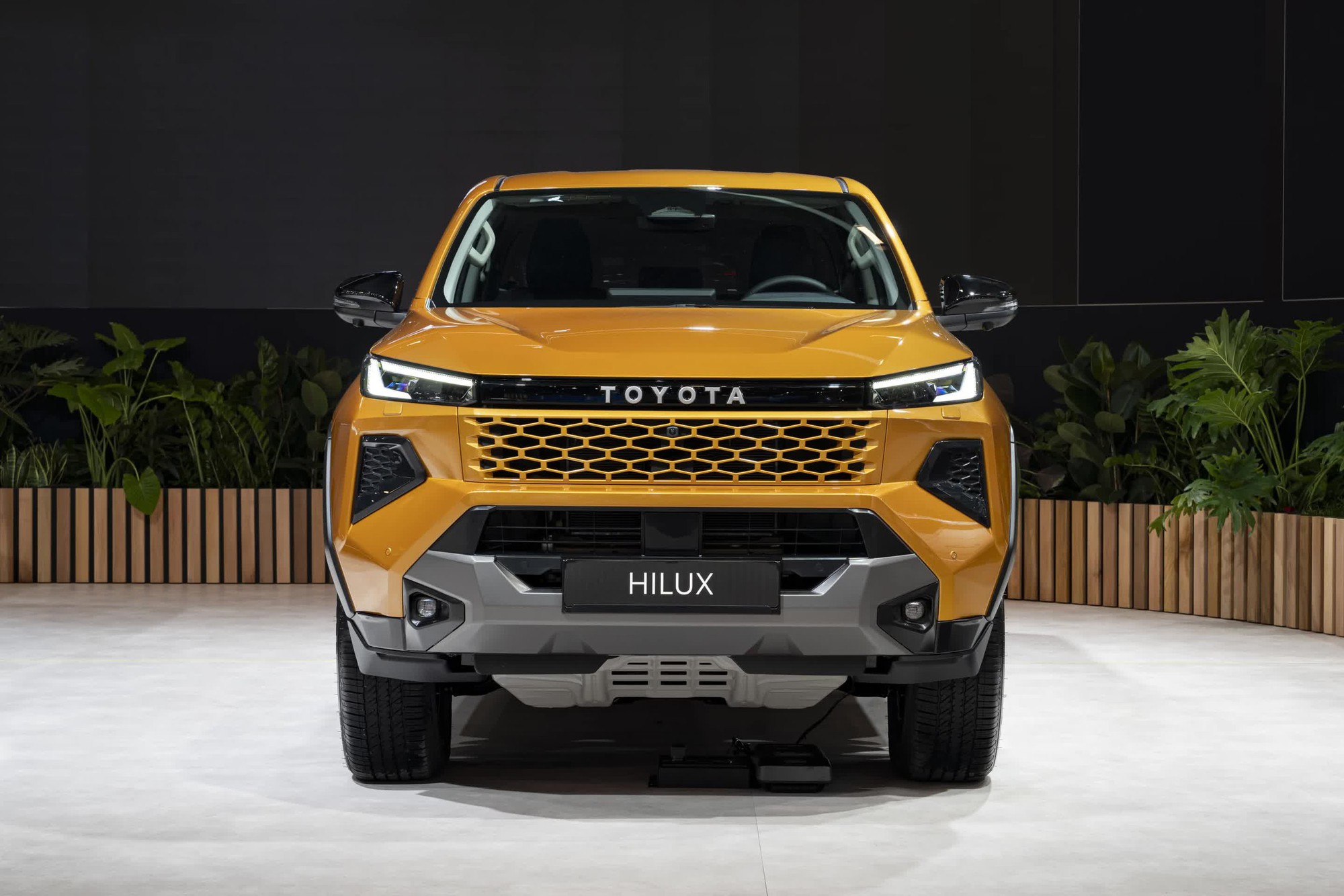 Toyota Hilux thế hệ 9 ra mắt: Huyền thoại "nồi đồng cối đá" điện hóa cùng thiết kế mới gây tranh cãi- Ảnh 1.