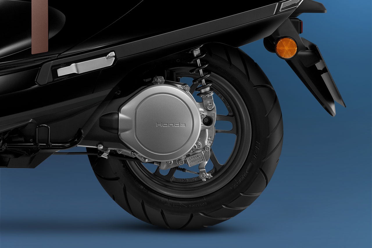 Honda bất ngờ tung xe máy điện chạy 122km, sạc siêu nhanh, pin LFP nhưng mức giá gây tranh cãi lớn- Ảnh 2.