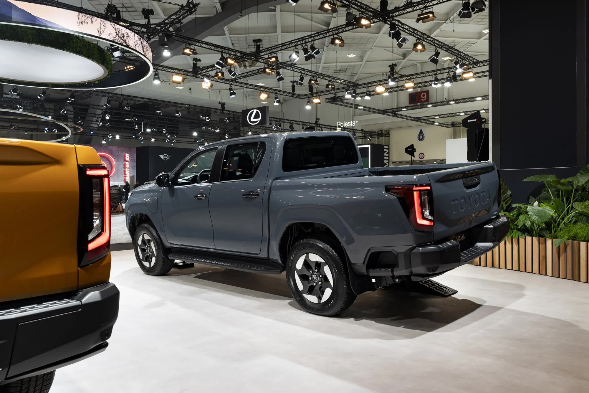 Toyota Hilux thế hệ 9 ra mắt: Huyền thoại "nồi đồng cối đá" điện hóa cùng thiết kế mới gây tranh cãi- Ảnh 5.