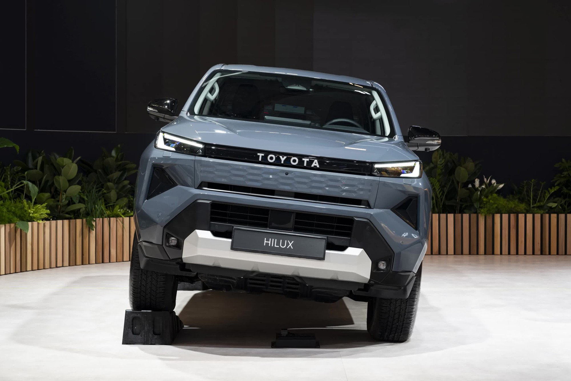 Toyota Hilux thế hệ 9 ra mắt: Huyền thoại "nồi đồng cối đá" điện hóa cùng thiết kế mới gây tranh cãi- Ảnh 4.