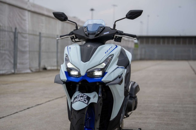 Cuộc chiến "Gà cùng một mẹ": Yamaha NMAX 155 Tech Max hay NVX 155 SP - Bỏ thêm 11 triệu đồng có đáng? - Ảnh 3.