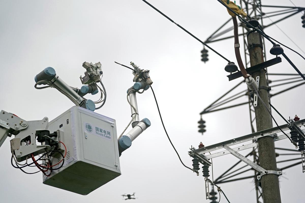Tử thần "chào thua" đường dây 10 kV: Robot Trung Quốc lần đầu thay thế con người sửa điện trực tiếp!- Ảnh 1.