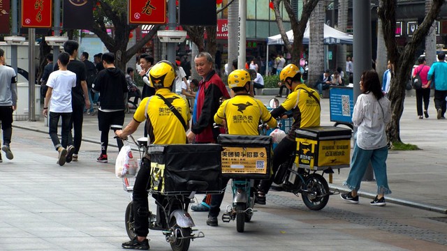 Dịch vụ thuê người lạ dập đầu lạy cha mẹ giá 3,75 triệu đồng gây bão dư luận Trung Quốc dịp Tết Nguyên đán - Ảnh 4.