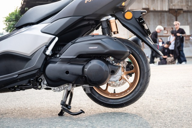 Cuộc chiến "Gà cùng một mẹ": Yamaha NMAX 155 Tech Max hay NVX 155 SP - Bỏ thêm 11 triệu đồng có đáng? - Ảnh 5.