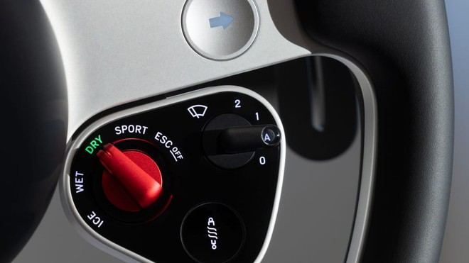 Cú bắt tay lịch sử: "Phù thủy thiết kế của Apple" Jony Ive chính thức thổi hồn vào nội thất siêu xe điện Ferrari Luce - Ảnh 9.