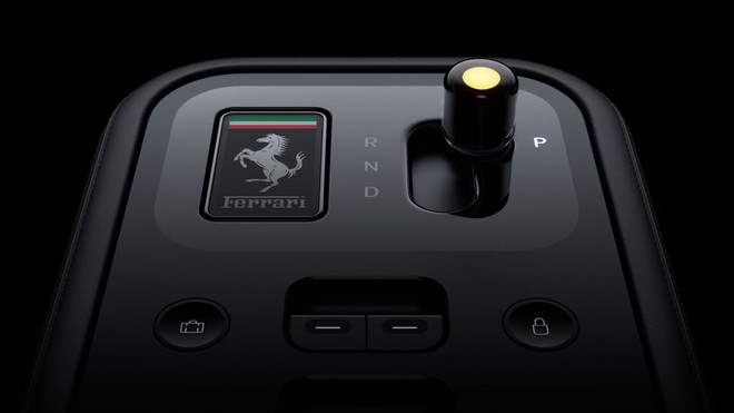 Cú bắt tay lịch sử: "Phù thủy thiết kế của Apple" Jony Ive chính thức thổi hồn vào nội thất siêu xe điện Ferrari Luce - Ảnh 10.