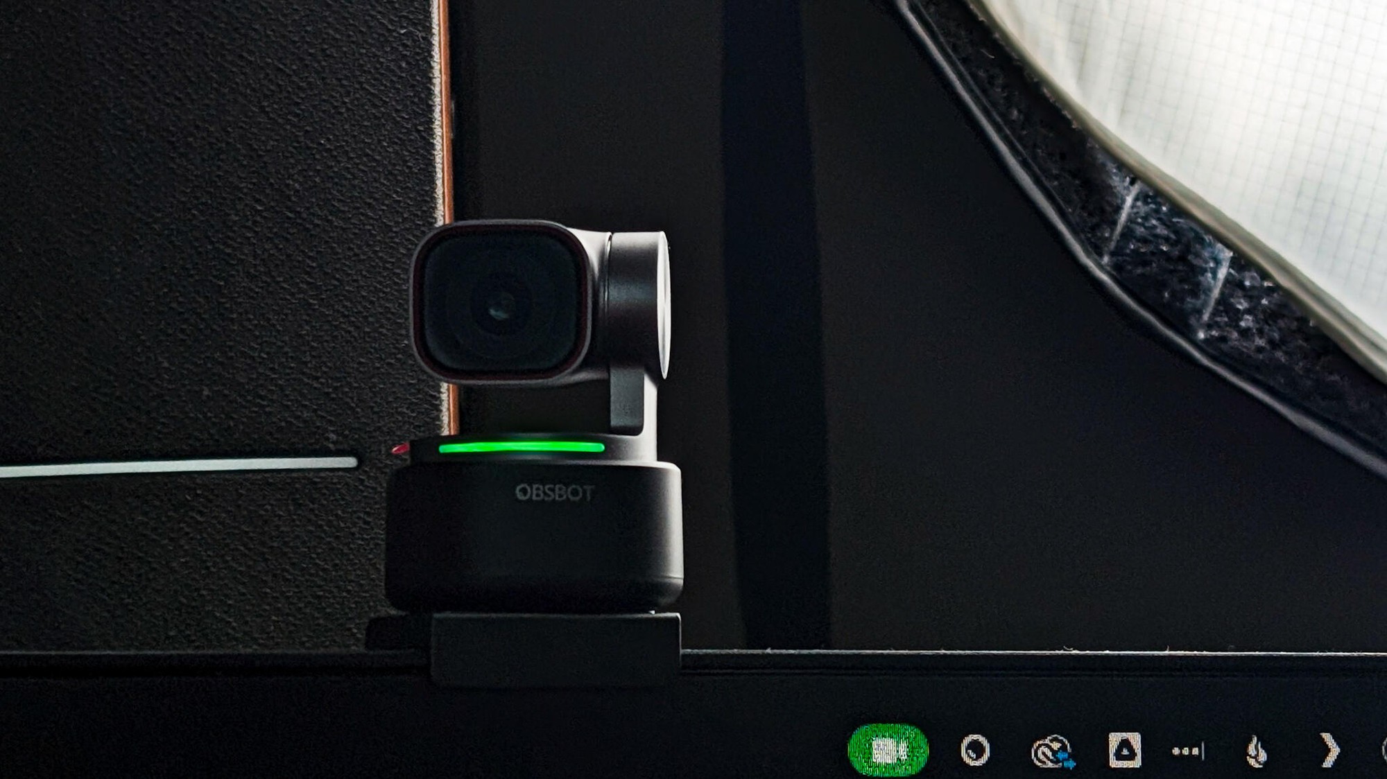 Obsbot Tiny 3: "Gã khổng lồ" tí hon thay thế hoàn hảo cho camera MacBook- Ảnh 1.