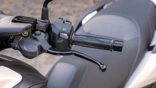 Yamaha tung xe tay ga ba bánh có túi khí đầu tiên thế giới khiến thị trường xe máy toàn cầu chấn động - Ảnh 13.
