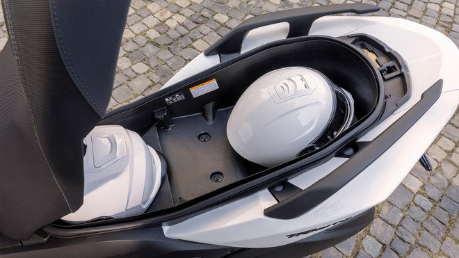 Yamaha tung xe tay ga ba bánh có túi khí đầu tiên thế giới khiến thị trường xe máy toàn cầu chấn động - Ảnh 15.